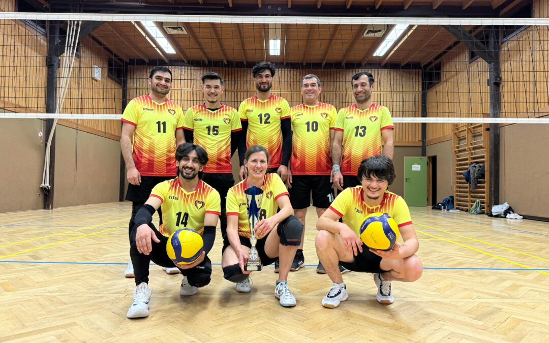 „Die Ballschläger“ sichern sich dritten Turniersieg in Folge beim Volleyball-Grümpelturnier in Kollmarsreute