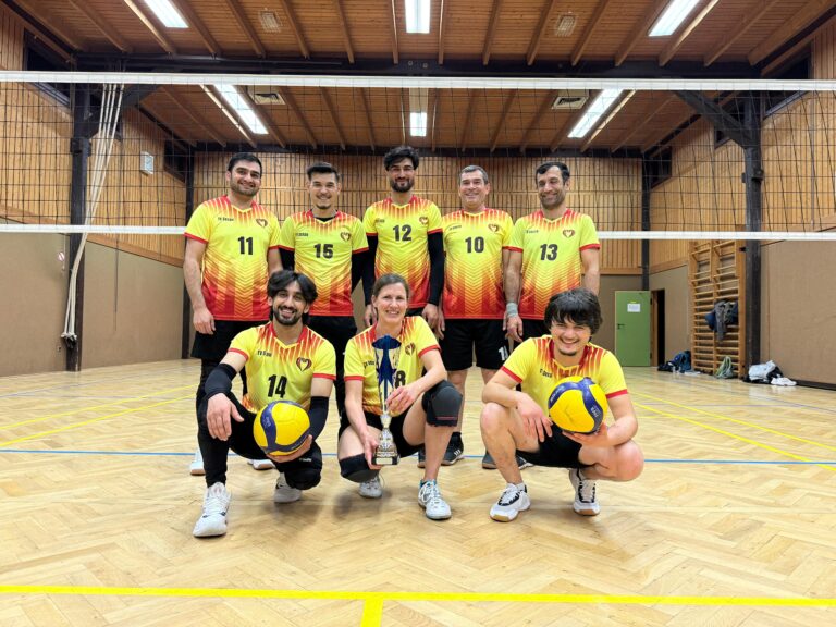 „Die Ballschläger“ sichern sich dritten Turniersieg in Folge beim Volleyball-Grümpelturnier in Kollmarsreute